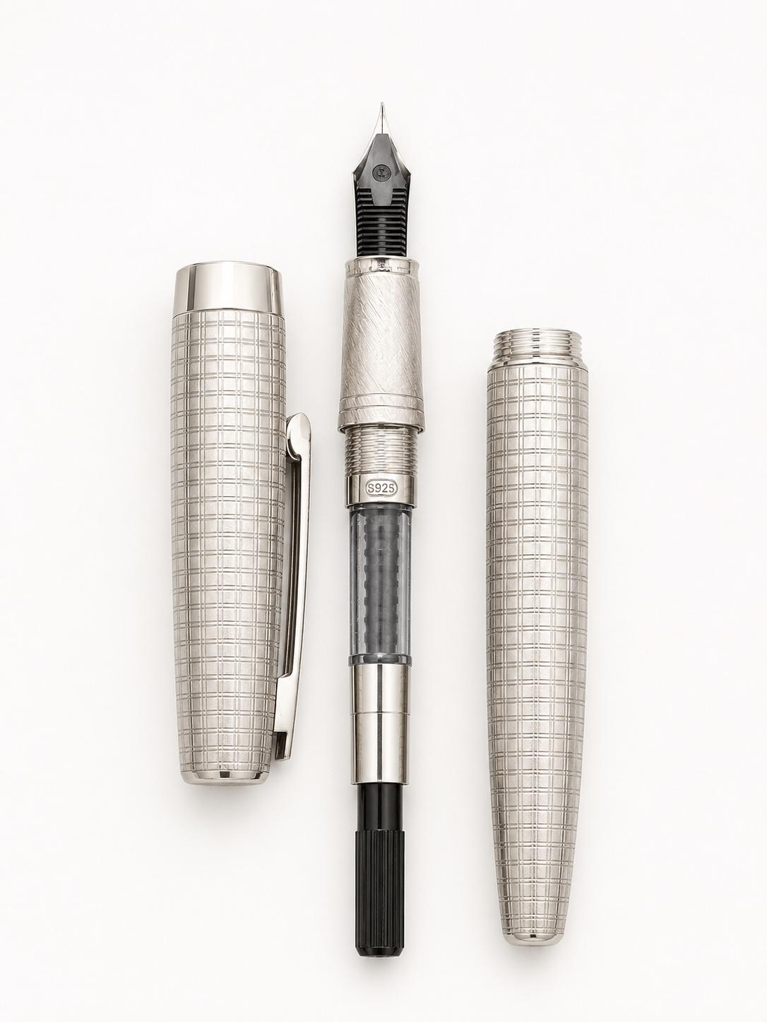 Close-up of the Hongdian Galaxy 14K gold fountain pen nib and feed