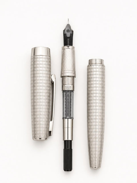 Close-up of the Hongdian Galaxy 14K gold fountain pen nib and feed